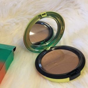 Mac Cosmetics BNIB LE Wash & Dry Delicates
